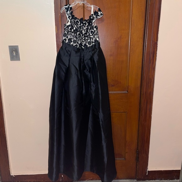 Black Lace Gown 🖤 - Picture 4 of 4